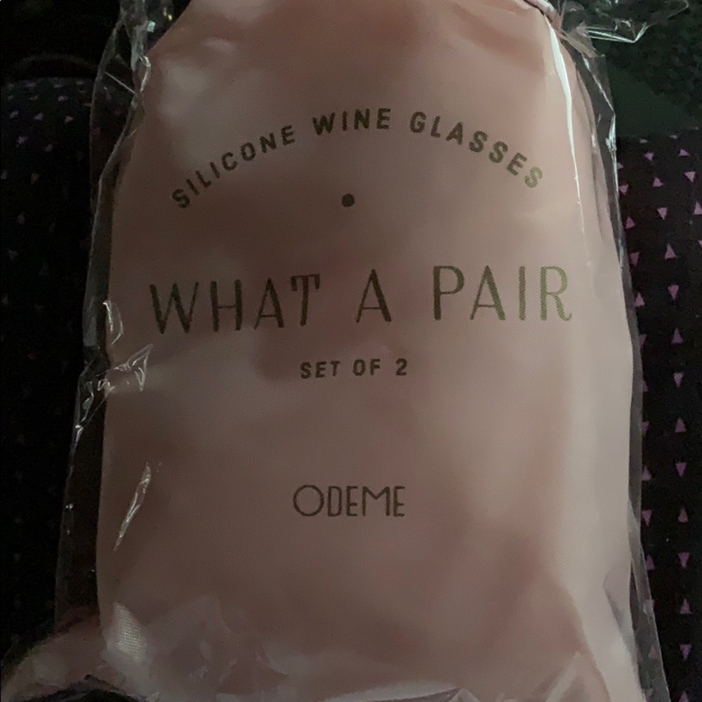 Fabfitfun wine glasses two